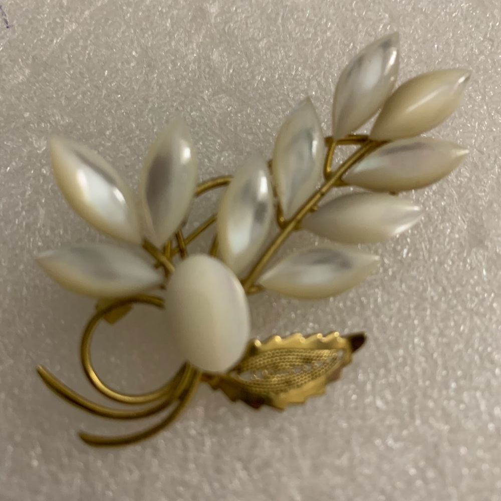 Elegant branch of leaves brooch